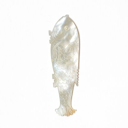 A fish-shaped gaming counter made of mother of pearl on a white background. Its body features such as scales and fins are engraved in great detail.